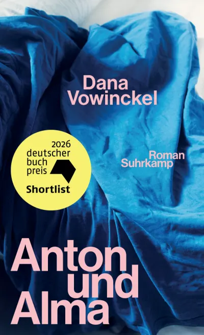 Buchcover von "Anton und Alma" von Dana Vowinckel, mit blauen Stofffalten im Hintergrund.