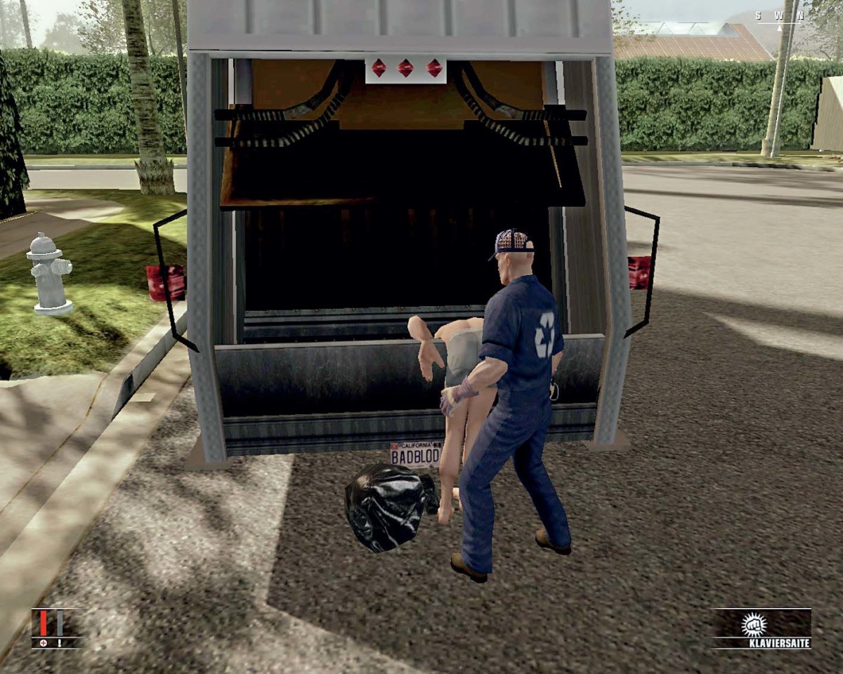 Agent 47 in a refuse-worker disguise concealing a body in a truck in Blood Money
