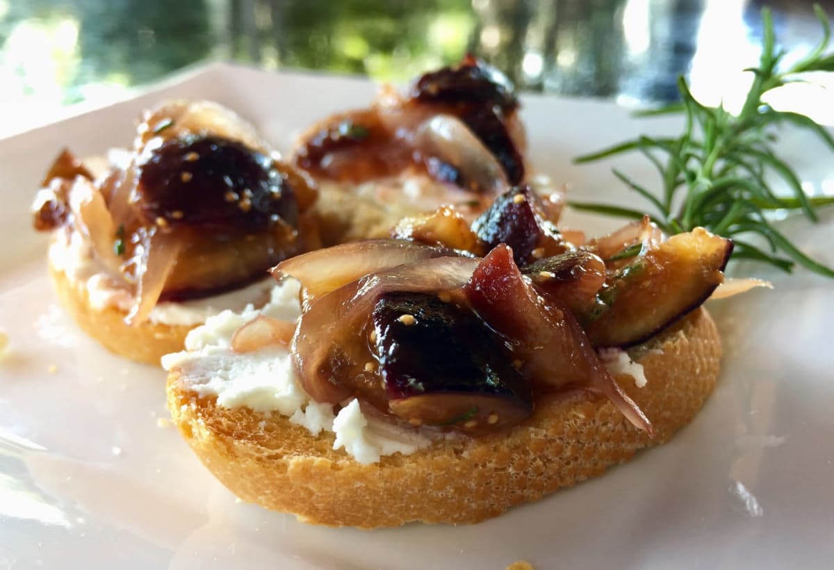 CARAMELIZED FIG & ONION BRUSCHETTA FOR THE BEST APPETIZER