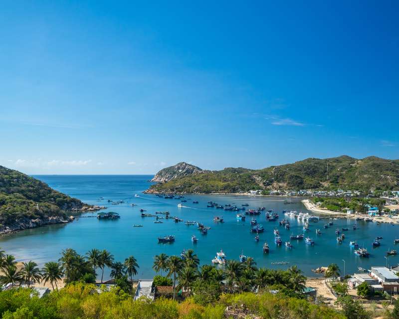 Vịnh Vĩnh Hy nước xanh trong vắt