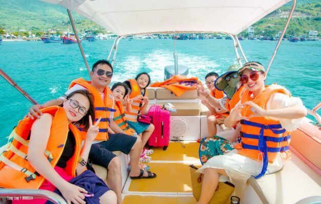 Ca nô cao tốc tham quan Vịnh Vĩnh Hy