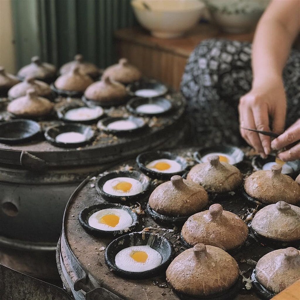 Bánh căn tròn căng trong khuôn gốm Bàu Trúc giống bầu sữa mẹ