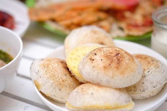 Bánh căn thường úp thành 1 cặp thế này