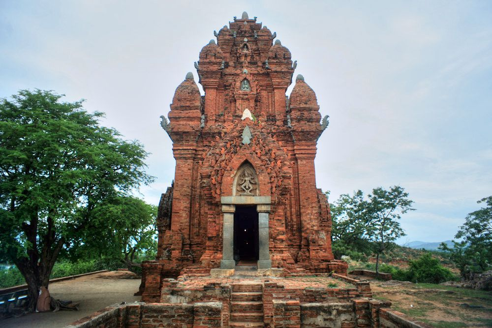 Tháp chính với lối vào tại phía Đông, quần thể Tháp Poklong Garai, Phan Rang - Tháp Chàm 
