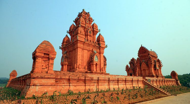 Phối cảnh tường bao quanh và các tháp góc,  quần thể Tháp Poklong Garai, Phan Rang - Tháp Chàm

