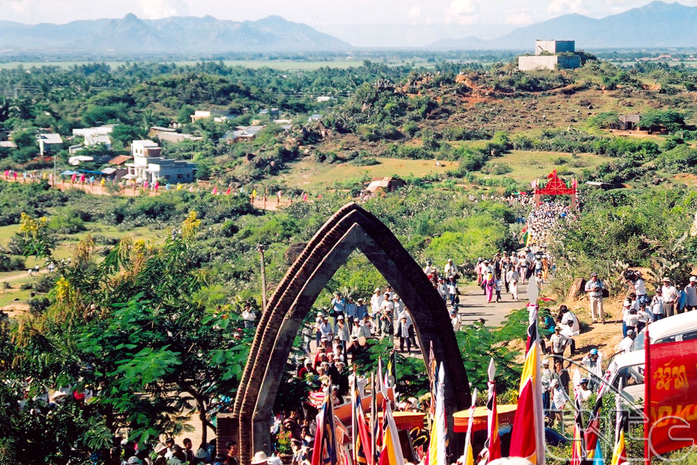 Lễ hội Katê của người Chăm diễn ra trong 3 ngày trên một không gian rộng lớn, lần lượt từ đền tháp (Bi môn, Ka lan) đến làng (Paley) và từng gia đình (Nga wôm), tạo thành một dòng chảy phong phú, đa dạng.

