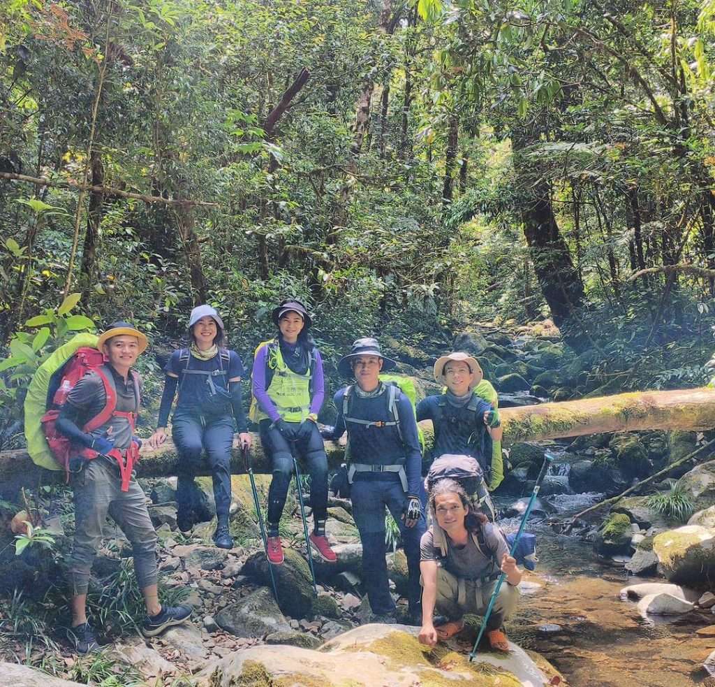 Nhóm khách trekking khám phá rừng nguyên sinh Vườn Quốc Gia Phước Bình