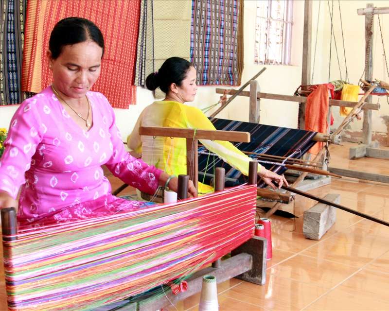 Phụ nữ Chăm dệt thổ cẩm nhiều màu sắc tại hợp tác xã Mỹ Nghiệp