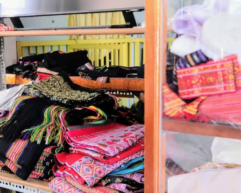 Sản phẩm dệt thổ cẩm Chăm đa dạng tại cửa hàng làng dệt Mỹ Nghiệp