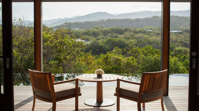 Ban công Mountain Villa tại Amanoi nhìn ra rừng Núi Chúa và núi non