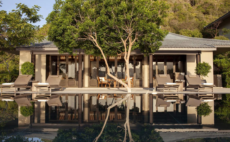 Villa tại Amanoi với hồ bơi riêng và kiến trúc phản chiếu trên mặt nước
