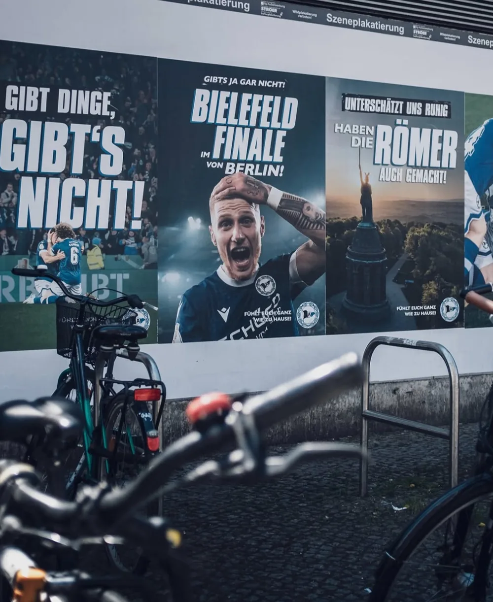 Eine Wand in der Berliner Innenstadt mit etlichen Arminia-Plakaten