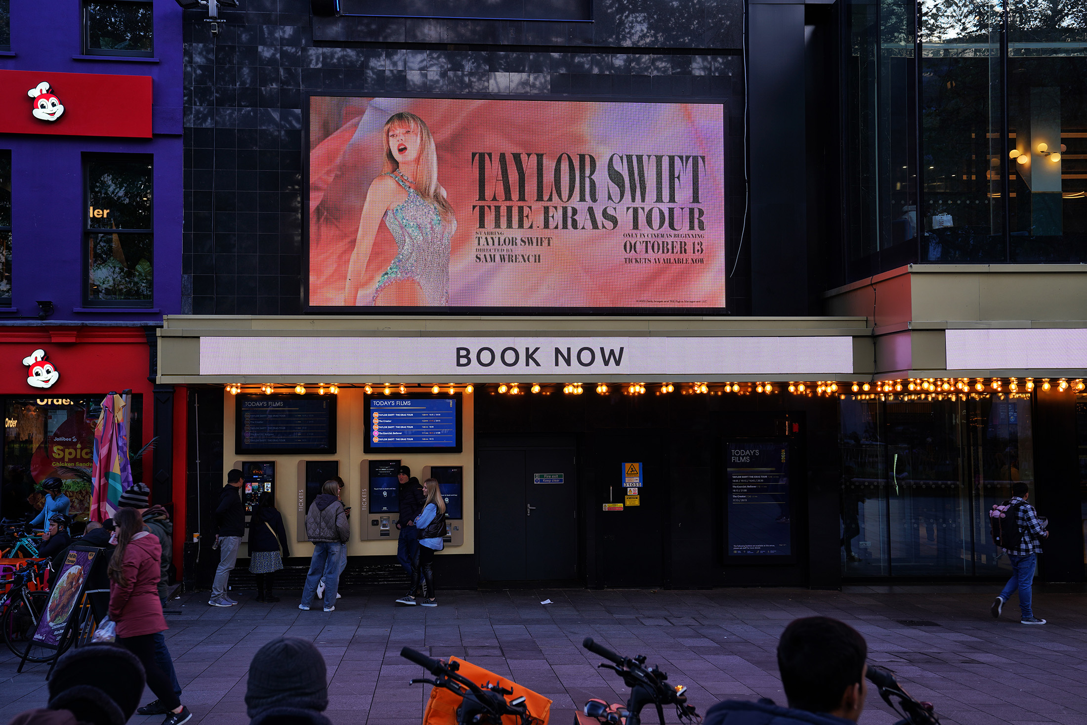 Plakat von der Eras-Tour von Taylor Swift im Odeon in London am Leicester Square