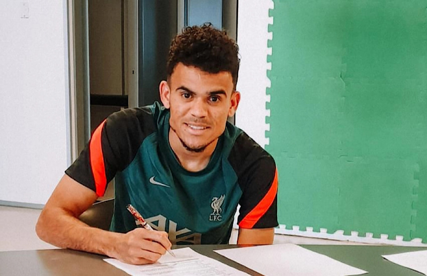 Bild till nyheten Första bilderna på Diaz som röd