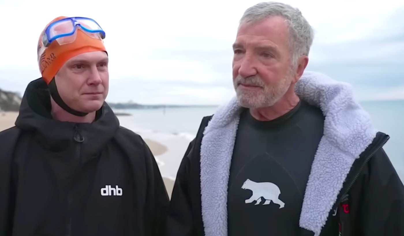 Bild till nyheten Simmar över Engelska kanalen för att hjälpa sin vän