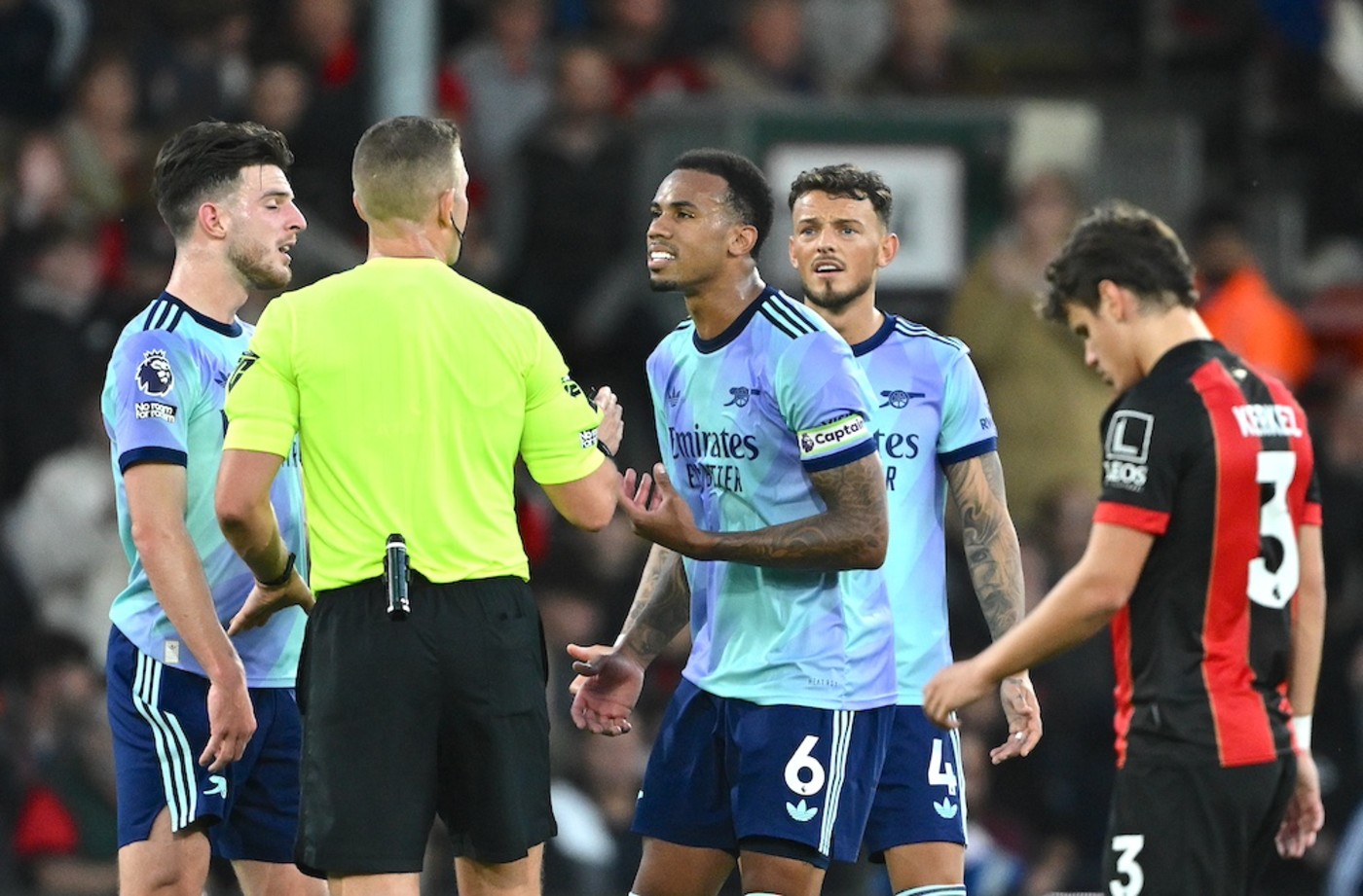 Bild till nyheten Rött kort för Saliba – avstängd mot Liverpool
