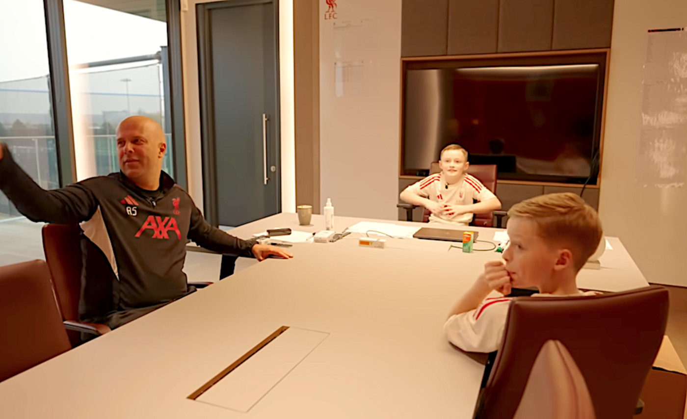 Bild till nyheten 📹 Se när bröderna guidas runt AXA av Arne Slot