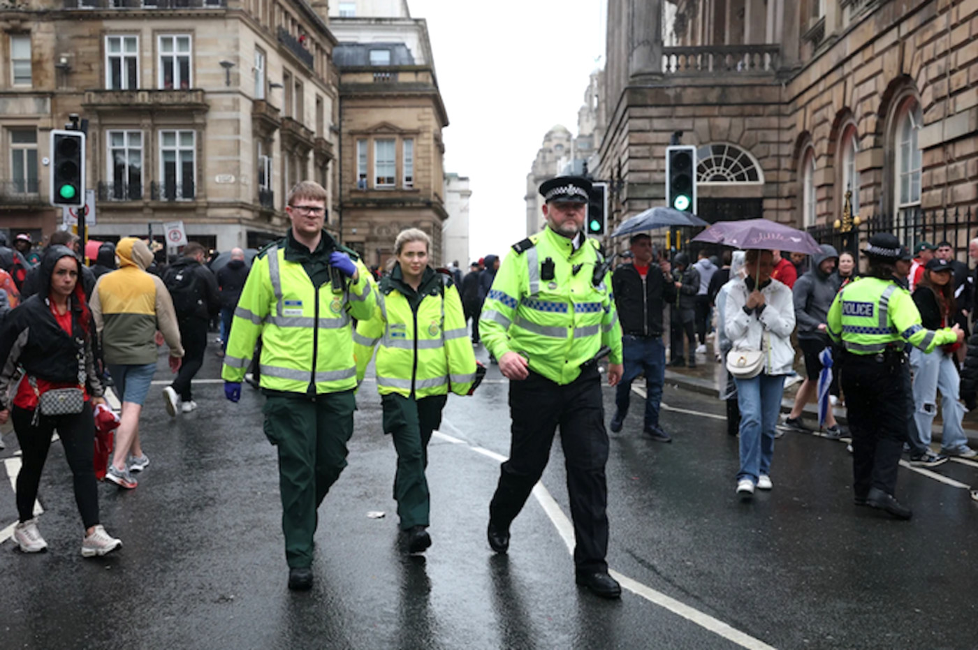 Paraden: Föraren var i raseri och använde bilen som vapen