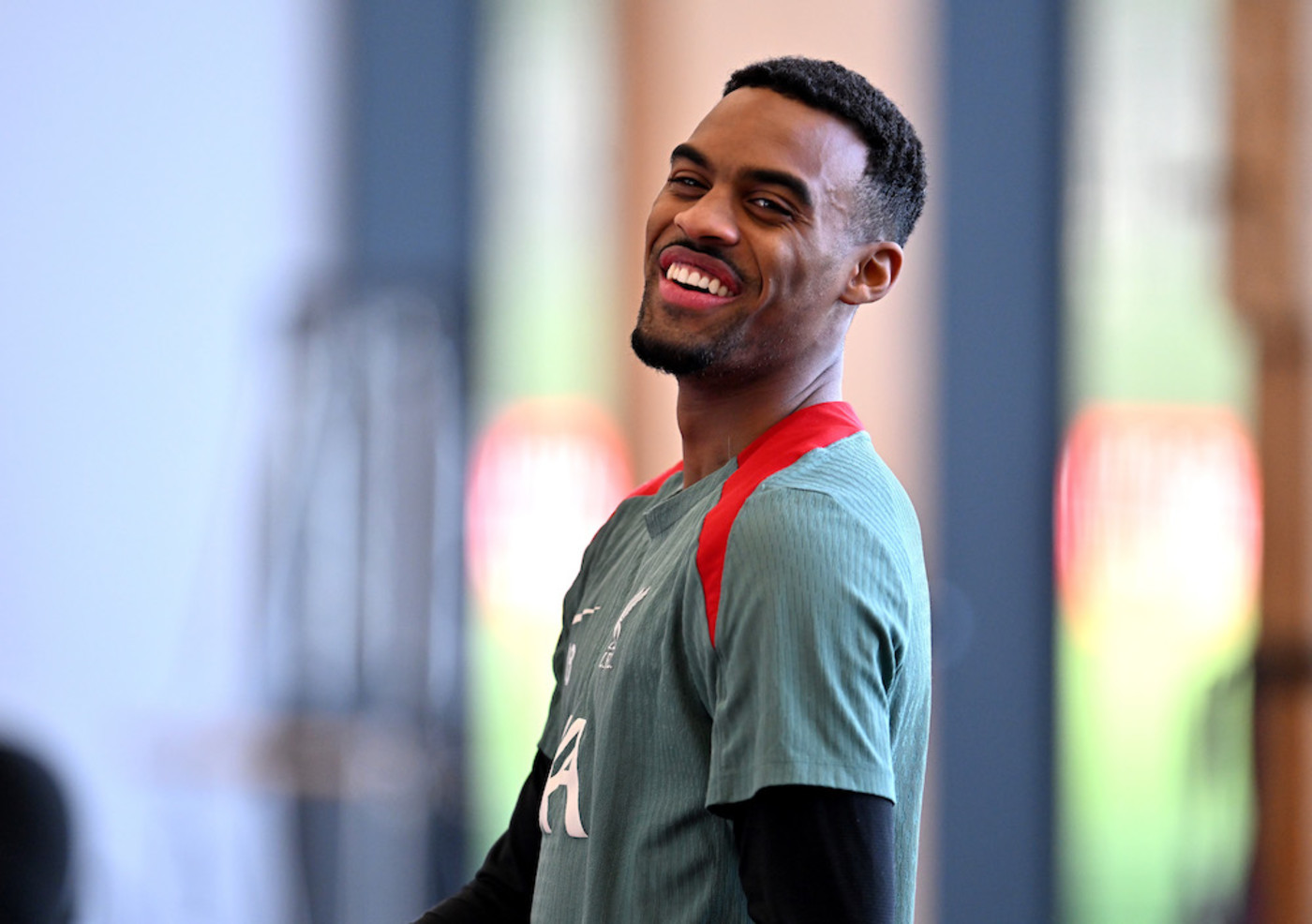 Bild till nyheten Gravenberch öppnar "Cruyff Court" vid Anfield