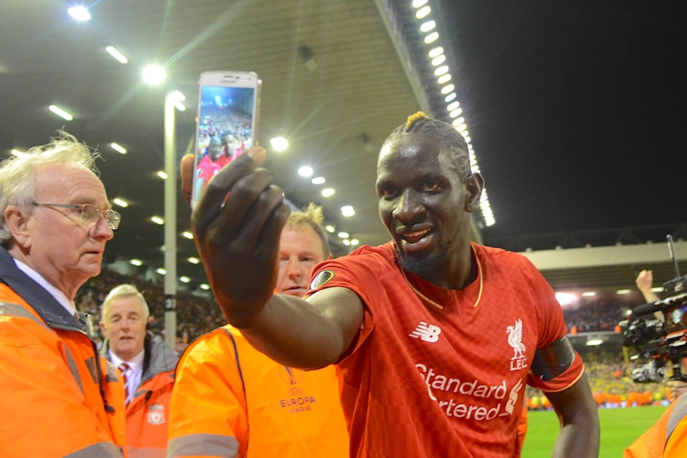 Bild till nyheten Ex-Röd lägger skorna på hyllan