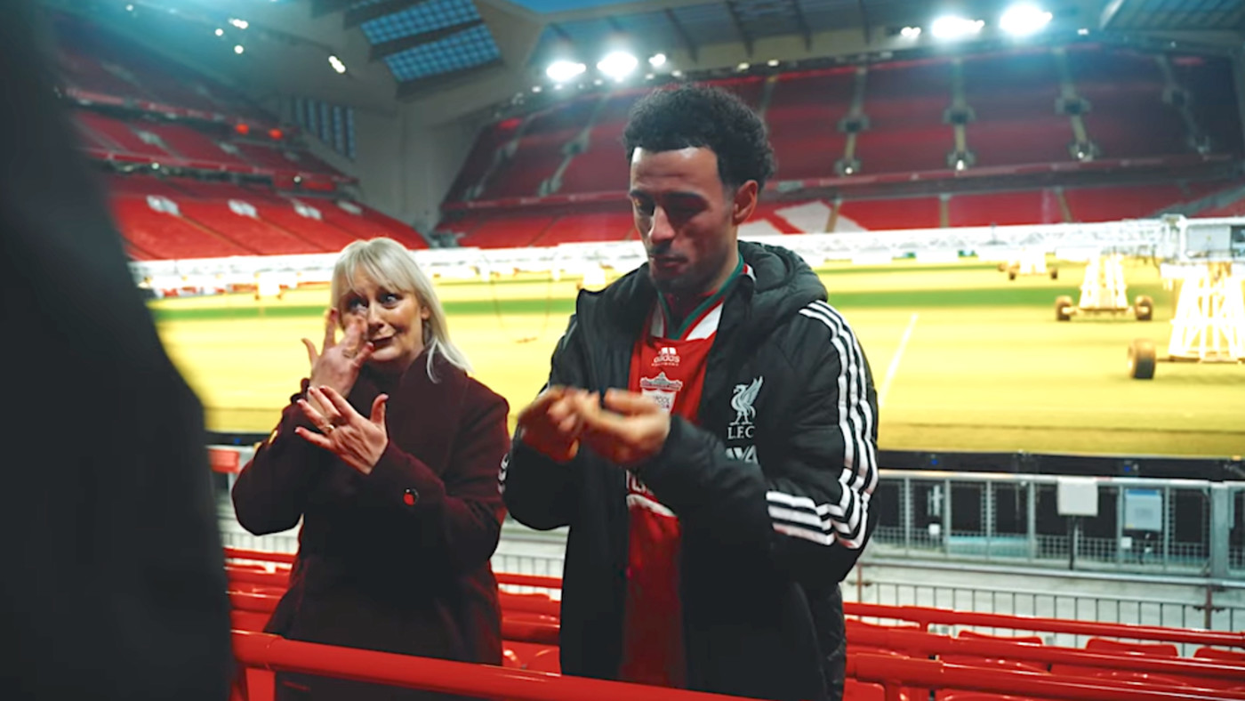 📹 Supportrar uppmanas att sjunga – och teckna – YNWA 