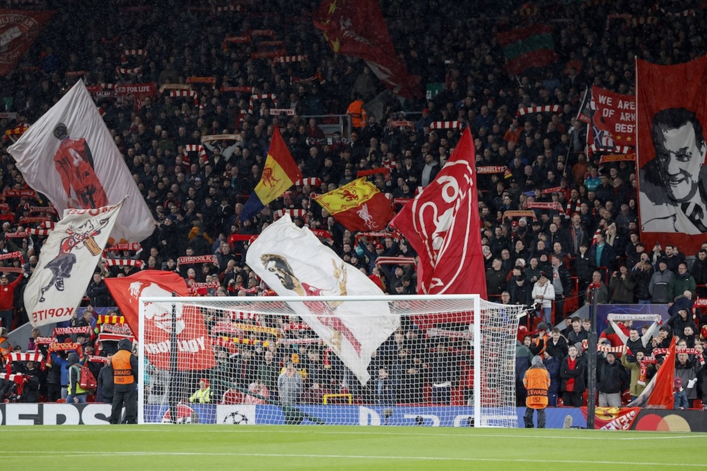 Flaggorna återvänder till The Kop