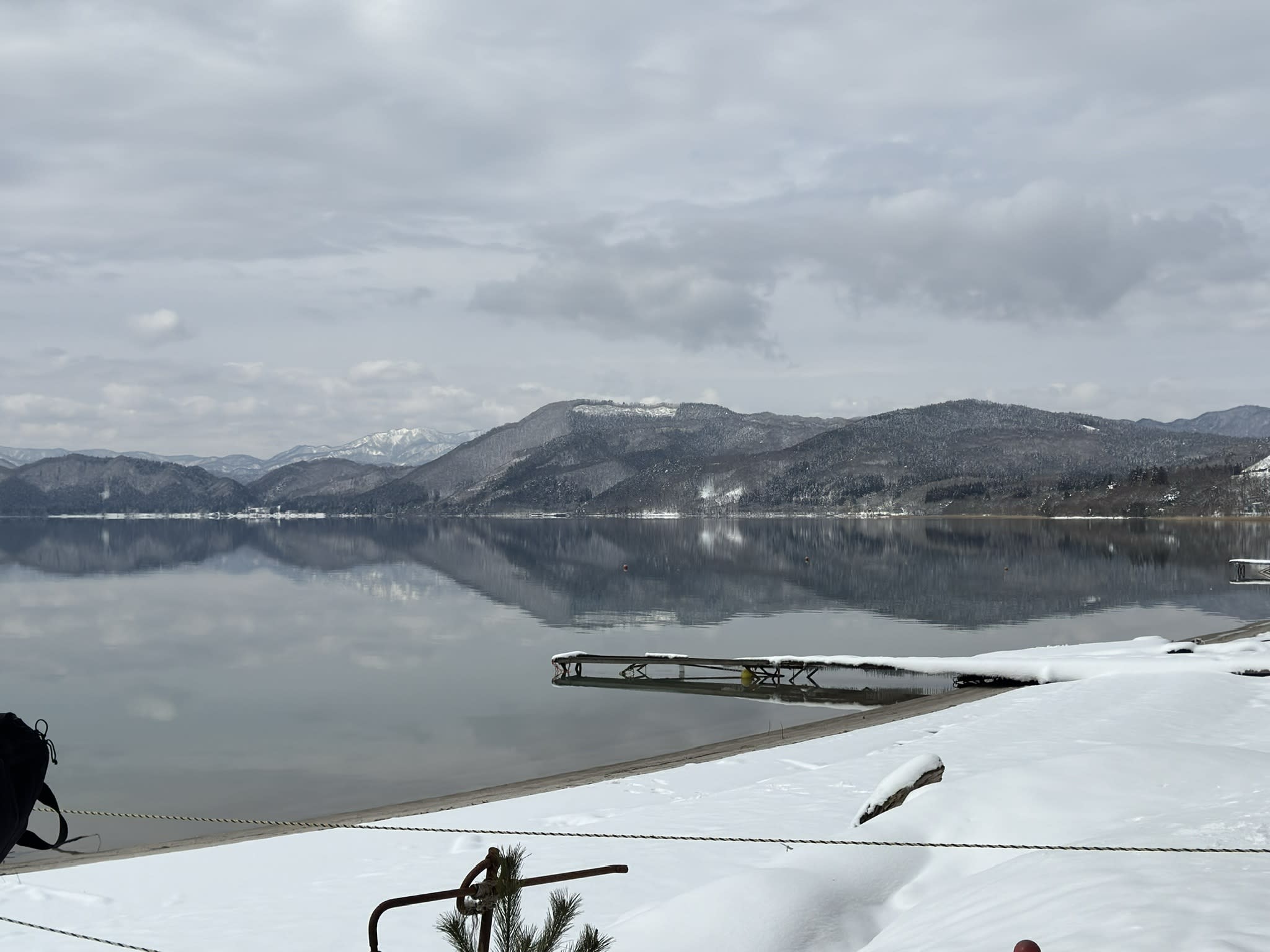雪深い湖畔