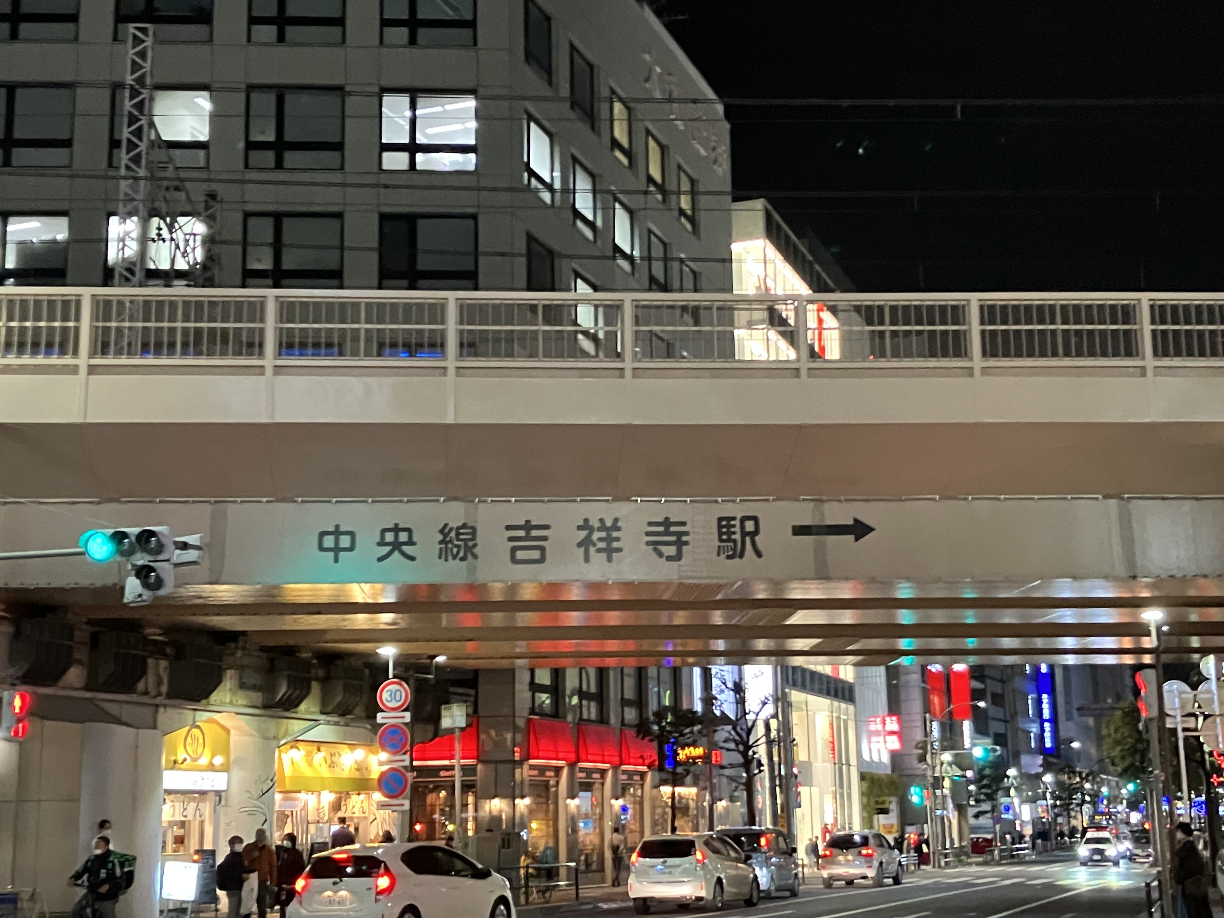 ここの交差点で1680万色RGBに光る首輪をつけたイッヌが歩いてた