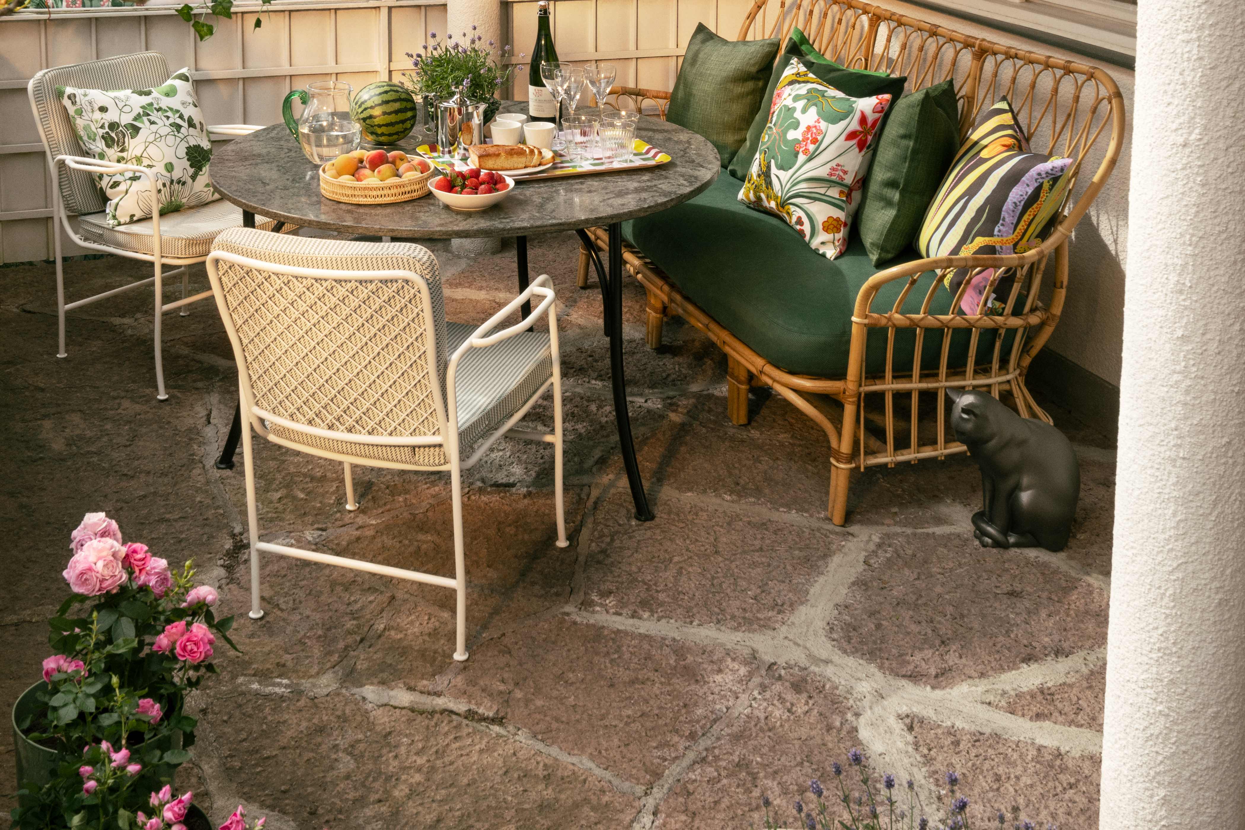Decorate your outdoor space with textiles
