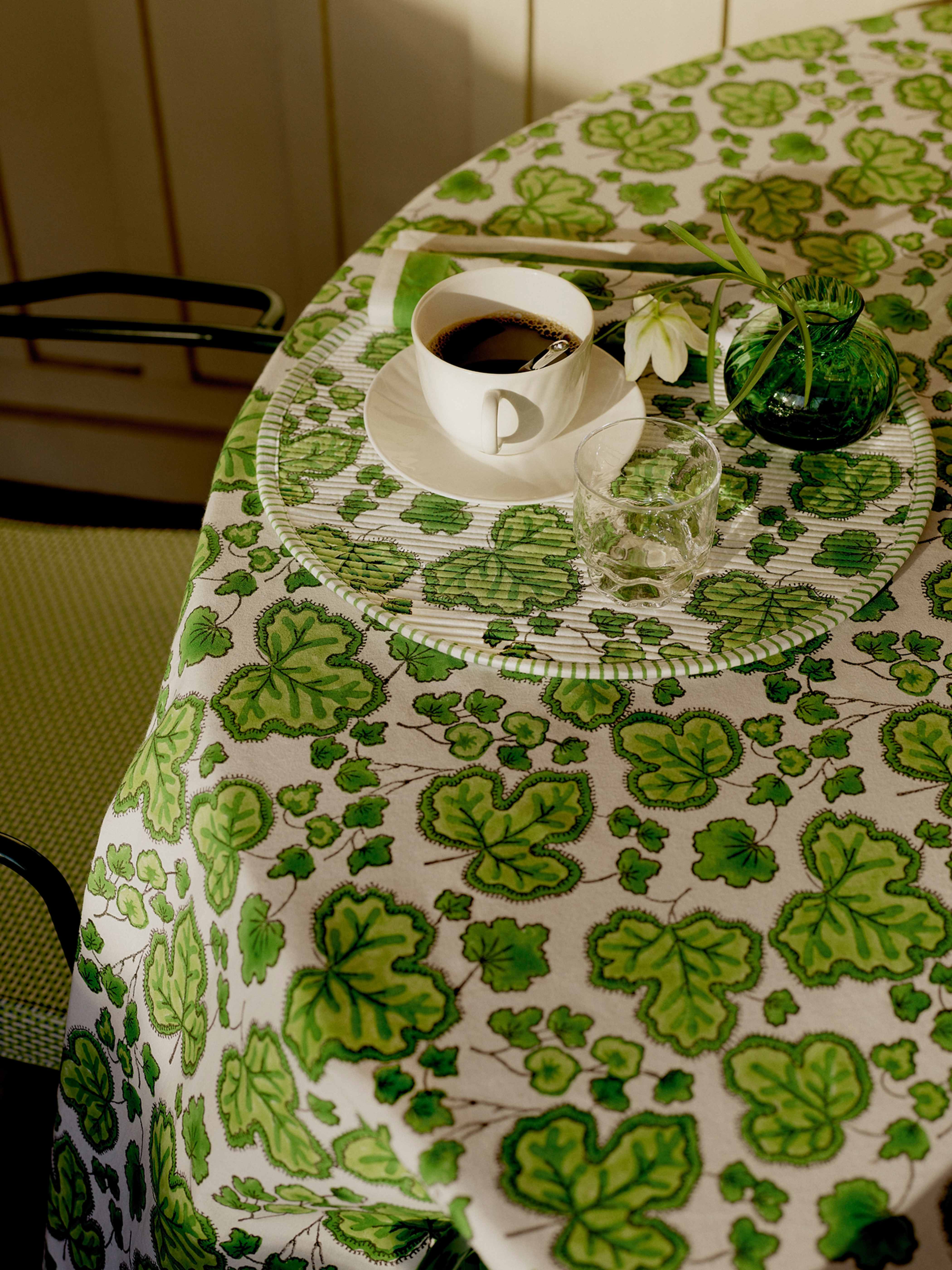 Shop beautiful & elegant vases at Svenskt Tenn