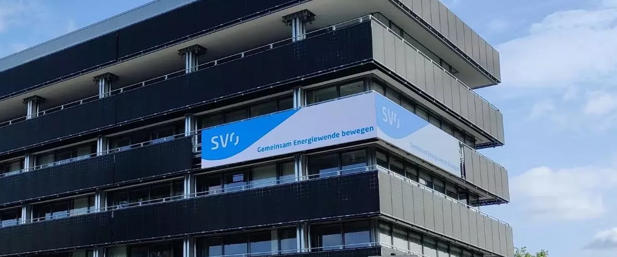 Außenfassade der SVO-Zentrale in Celle bei klarem Wetter.