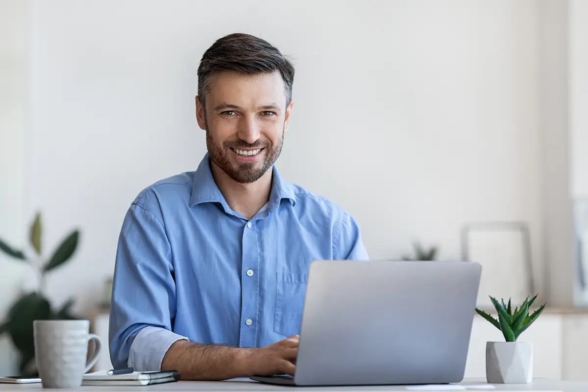 Mann arbeitet am Laptop