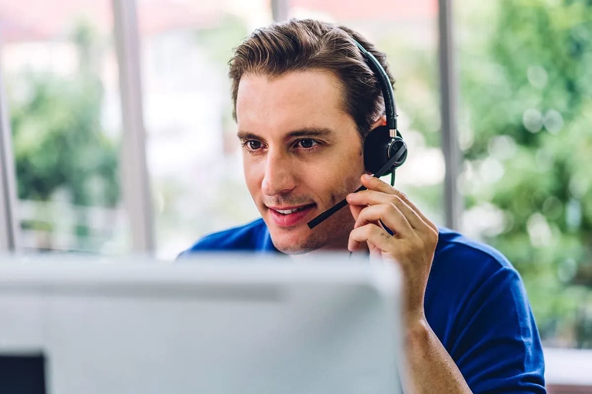 Kundenservice-Mitarbeiter am Computer mit Headset