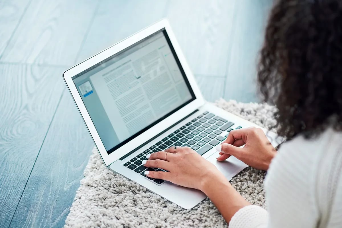 Frau arbeitet am Laptop