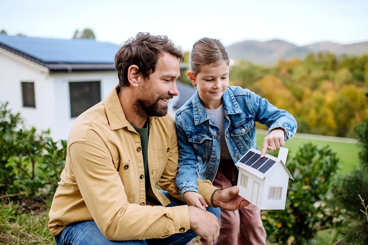 Vater & Tochter planen PV-Anlage an Modellhaus