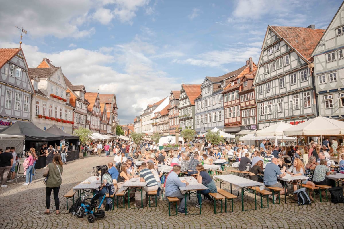 Die Altstadt von Celle mit vielen Besuchern im Sommer.