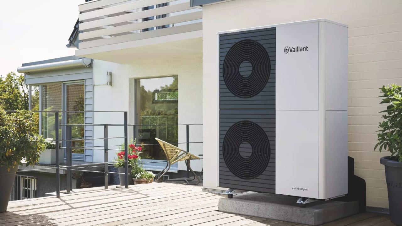 Wärmepumpe von Vaillant am Haus.