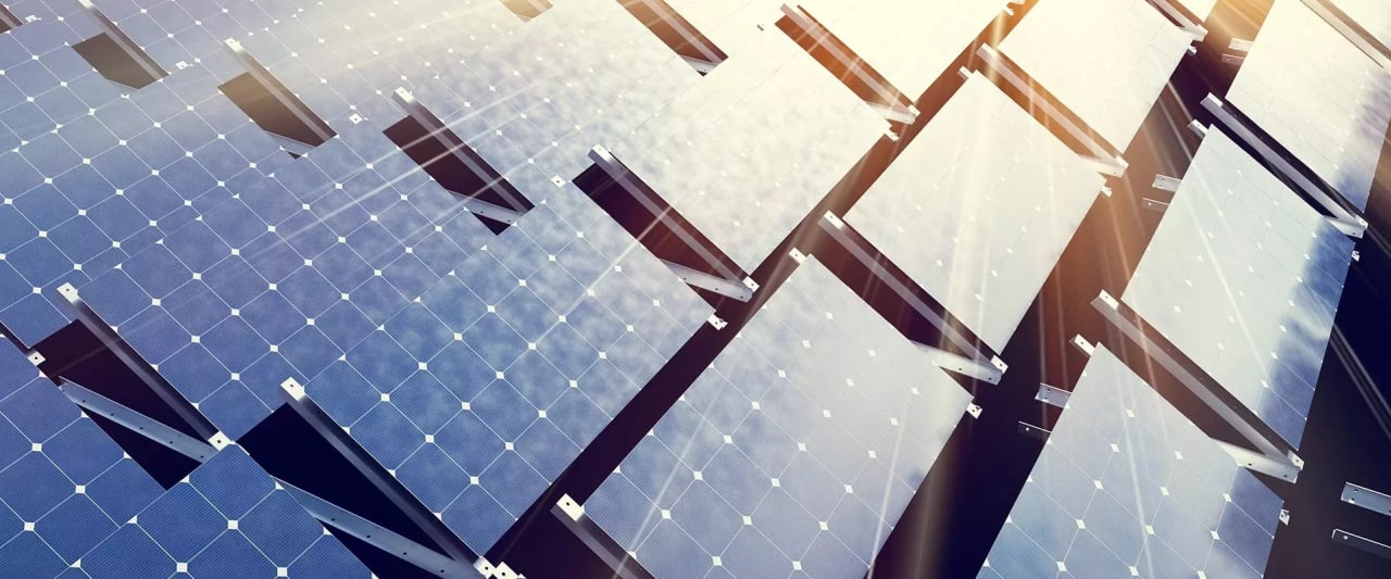 Fläche mit Solarzellen im Sonnenlicht.