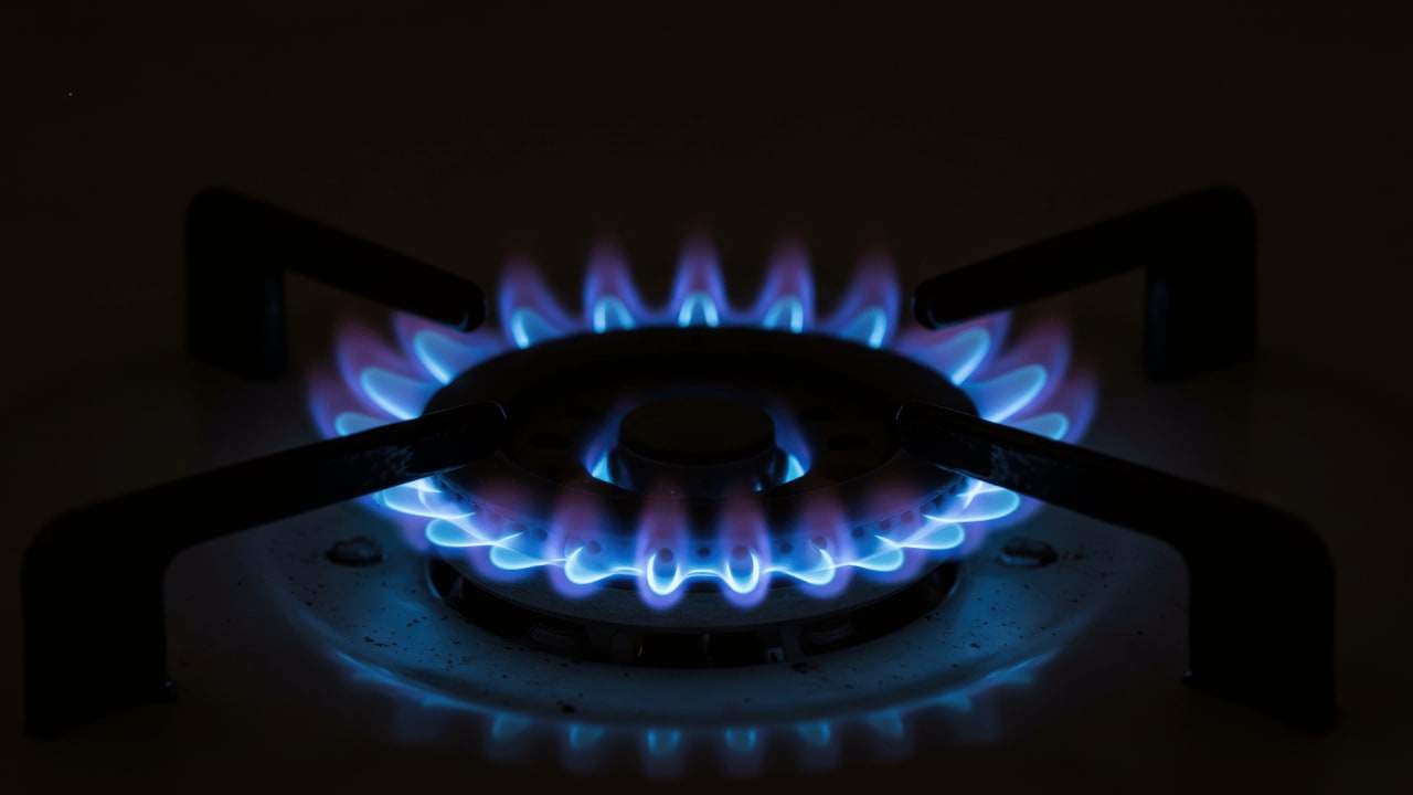 Blaue Gasflamme auf einem Herd.