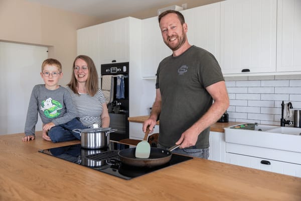Familie Haase posiert in ihrer neuen Küche.