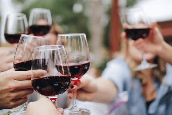 Weingläser gefüllt mit Rotwein