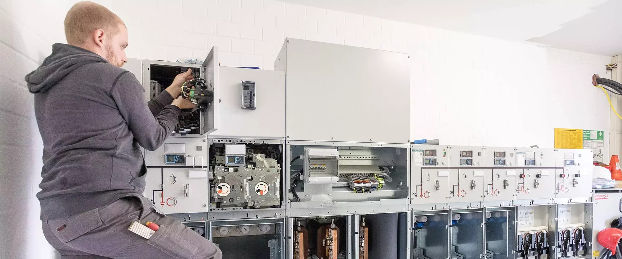 Mann arbeitet an Stromkabeln