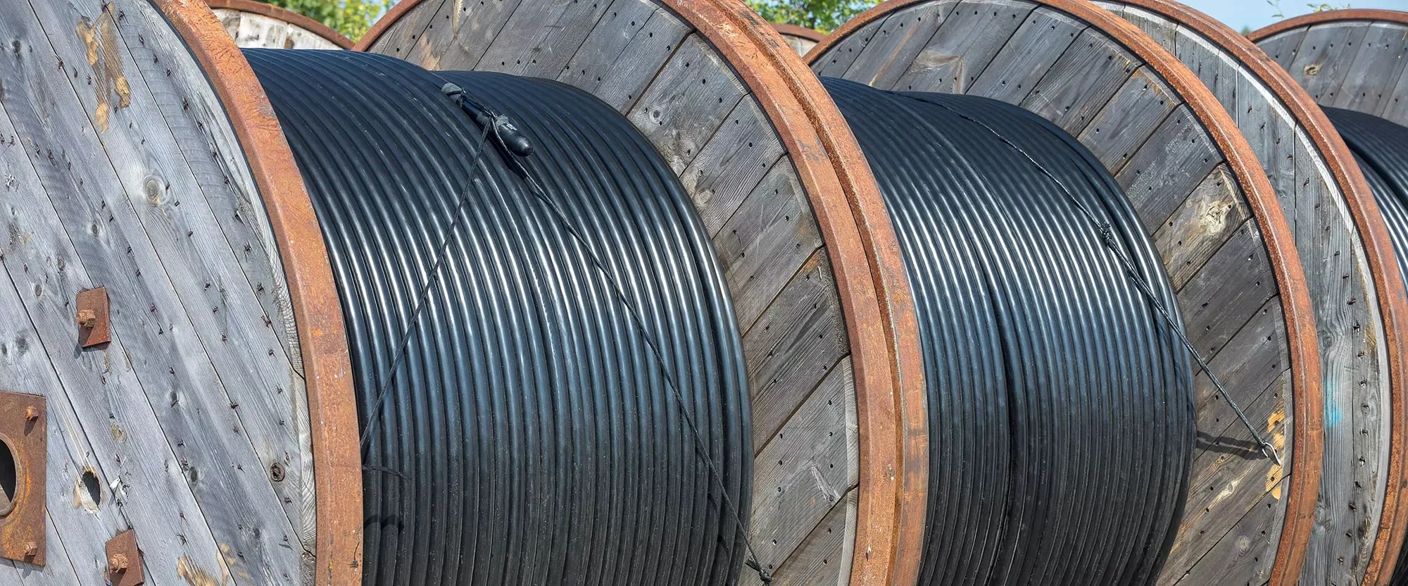 Kabelrollen mit Stromkabeln