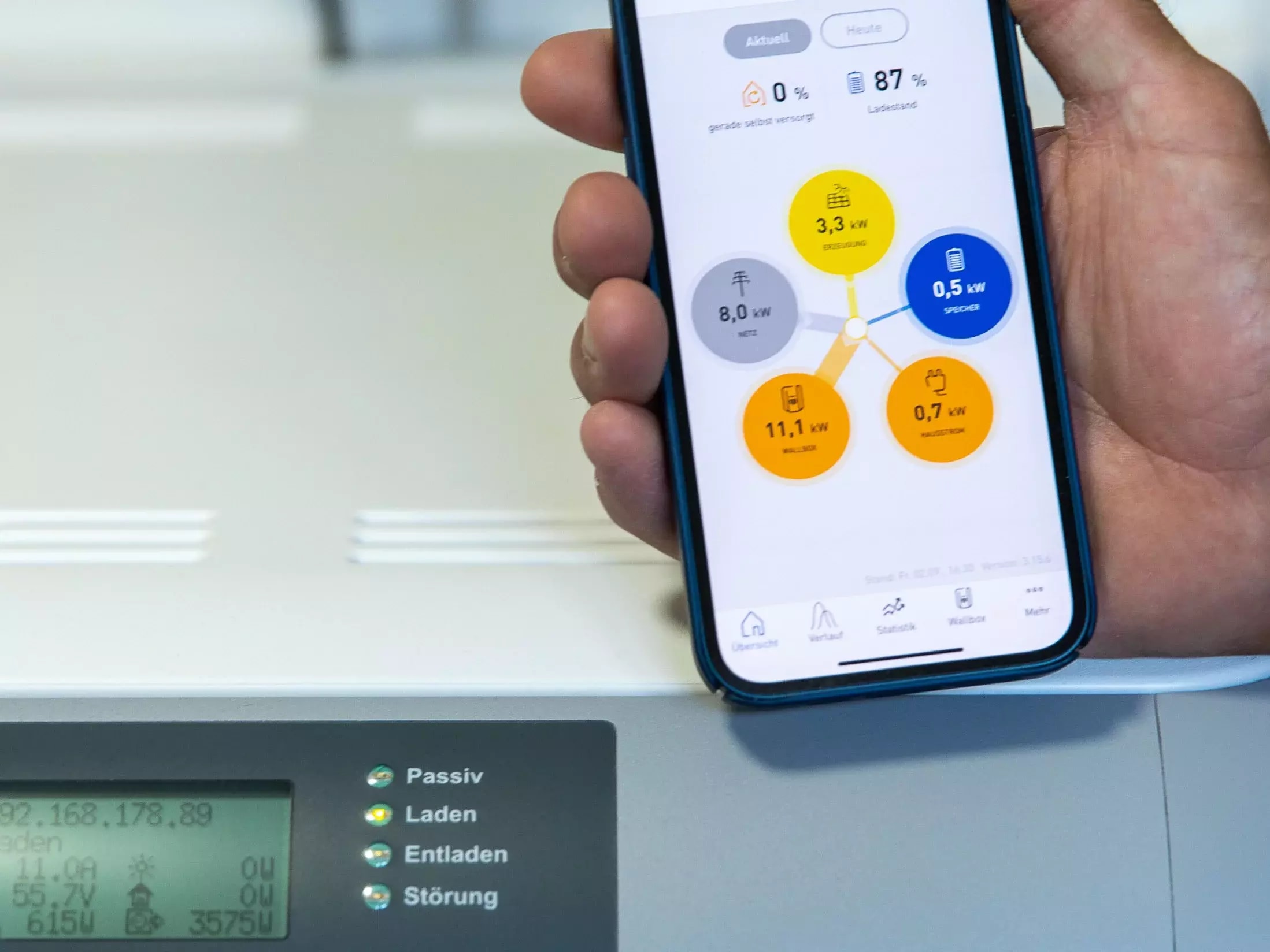 Batteriespeicher und Handy mit SENEC-App