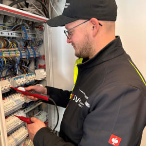 Ein Fachexperte von SVO Tiemann an einem elektrischen Kasten.