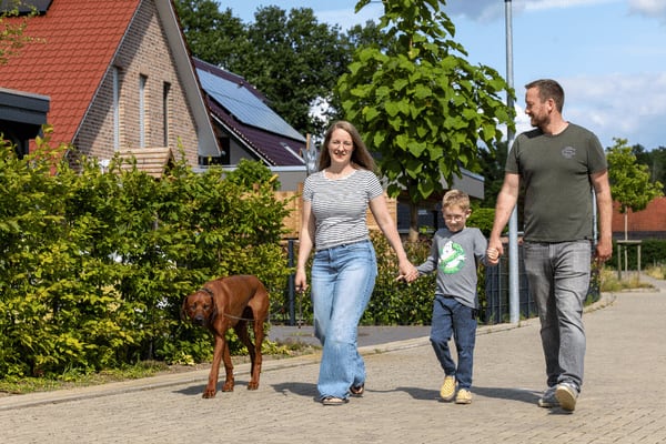 Familie Haase beim Spaziergang mit ihrem Hund in Bockelskamp.