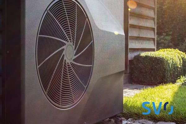 Eine installierte Wärmepumpe außen.