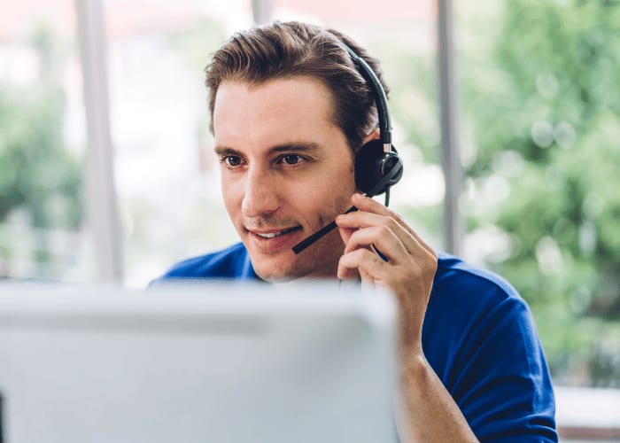 Kundenservice-Mitarbeiter mit Headset im Kundencenter.