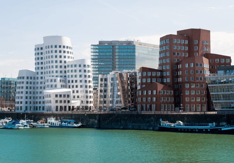 Düsseldorfer Medienhafen am Tag.