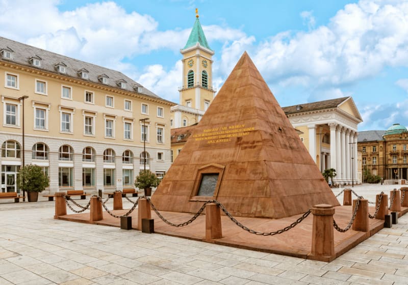 Karsruher Pyramide am Marktplatz.